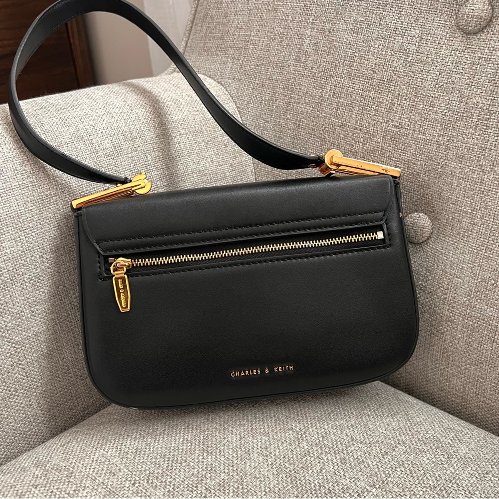 Charles & Keith black KOA push lock - Picture 4 of 7